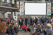 832640 Afbeelding van het publiek bij de door radiopresentator Giel Beelen gepresenteerde talentenjacht op het plein ...